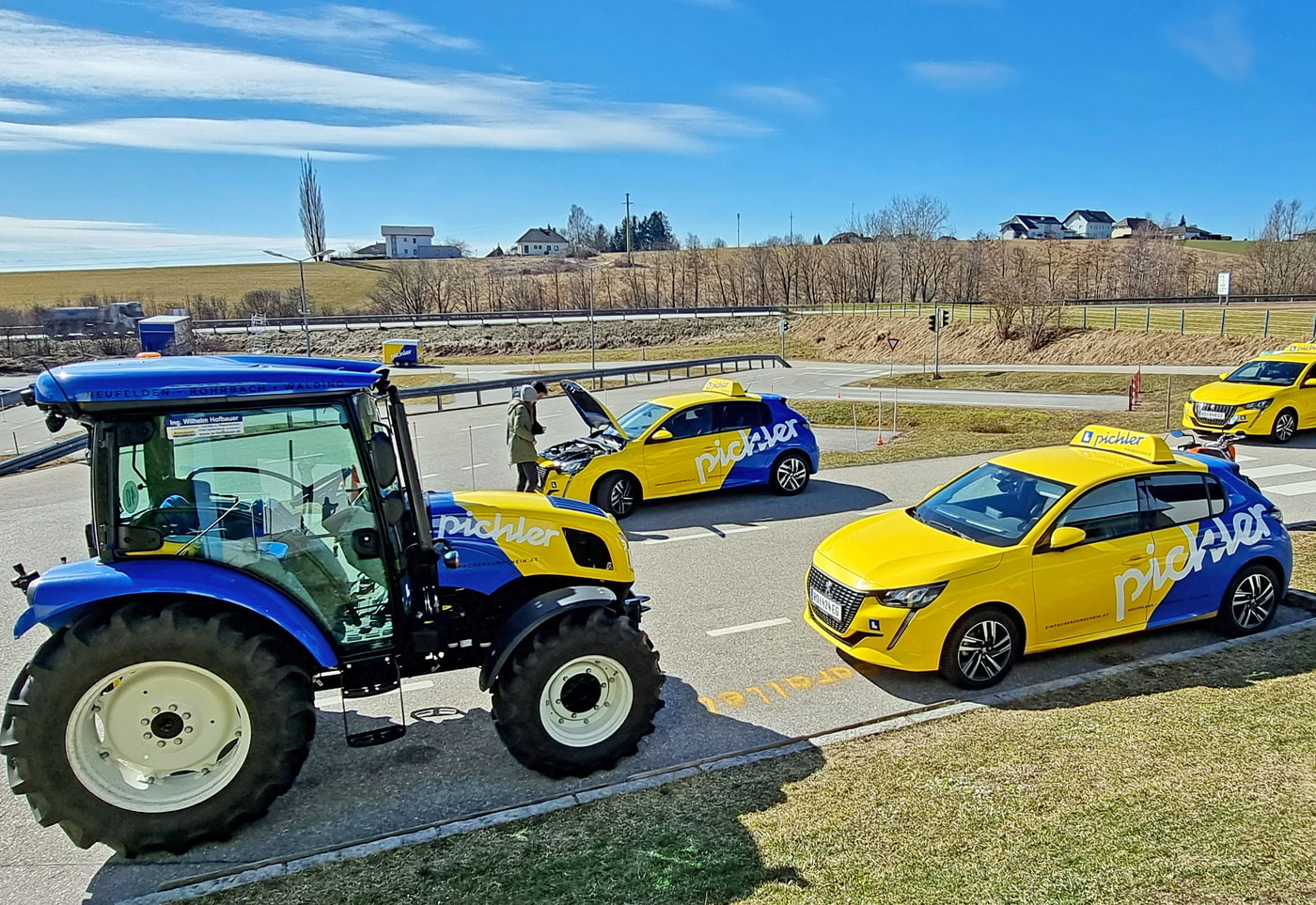 Fahrschulautos und Traktor am Trainigsgelände